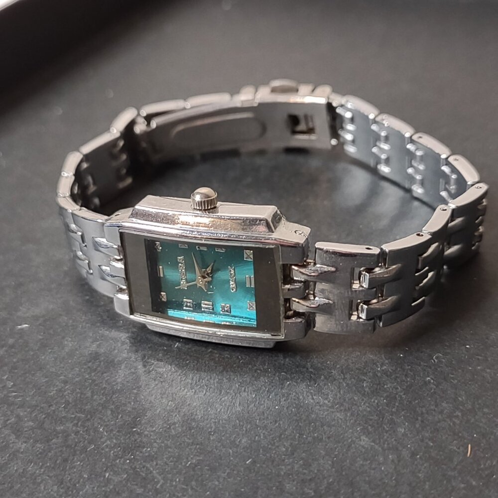6.5 Inch Analog Rosra Watch With Metal Band